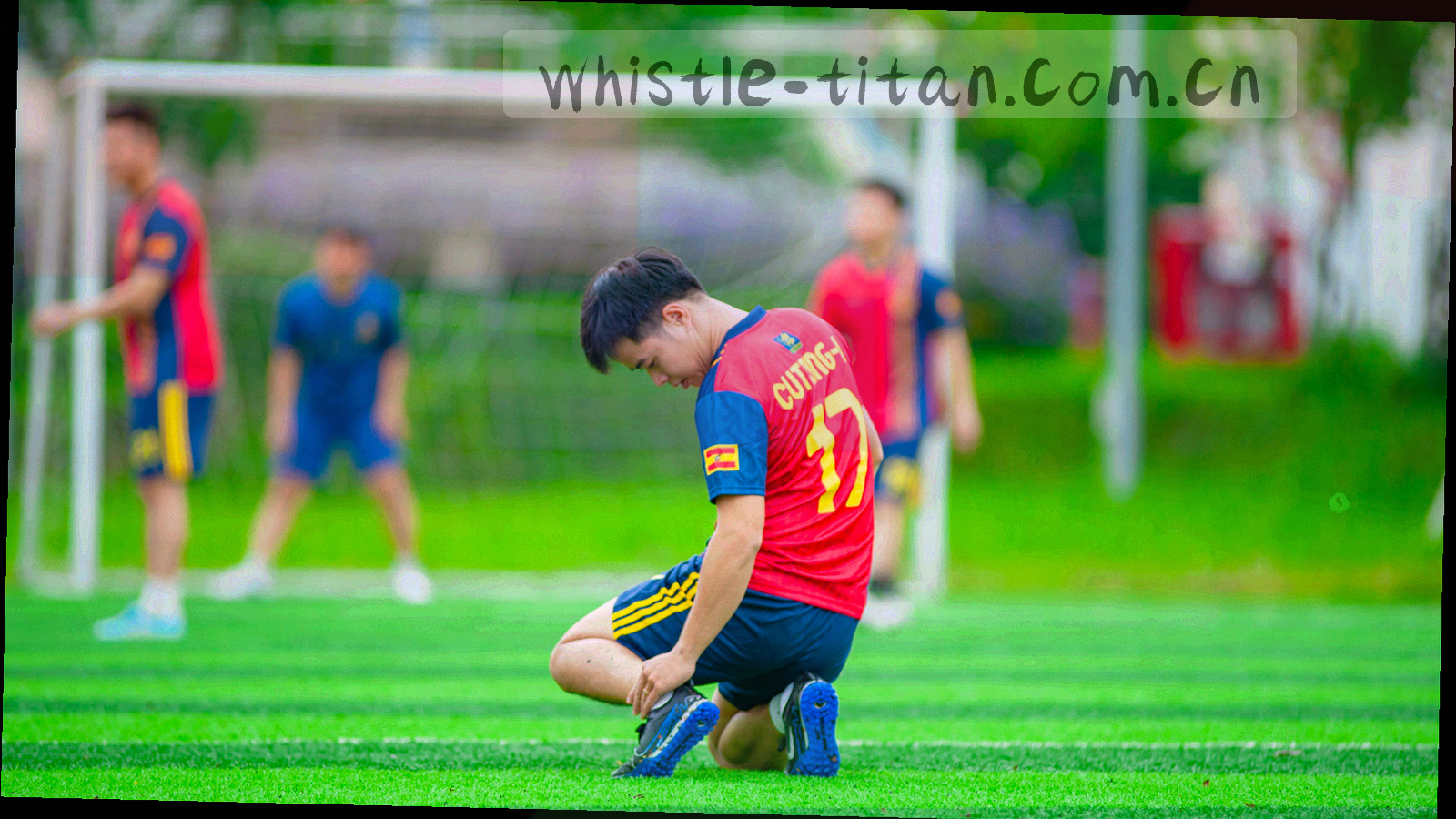 冷银网格线与雾绿渐变色块叠加的抽象数据纹理，交汇处点缀若干橙色菱形节点，画面中没有文字与人物